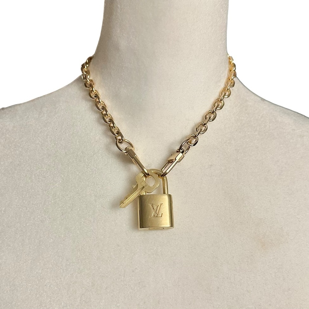 Authentic Louis Vuitton #319 Lock & Key Set on a 18K Gold Plated Chain Necklace - Picture 5 of 7